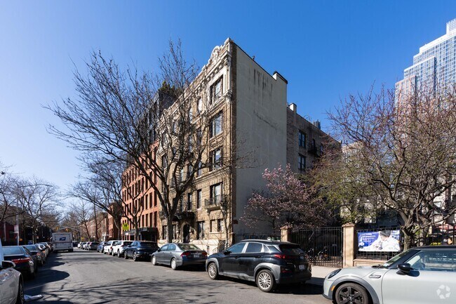 Building Photo - 467 Pacific St