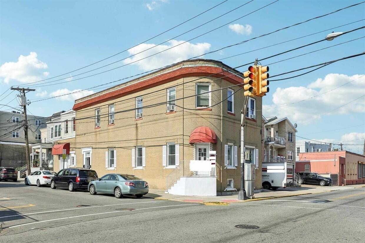 Building Photo - 541 70th St