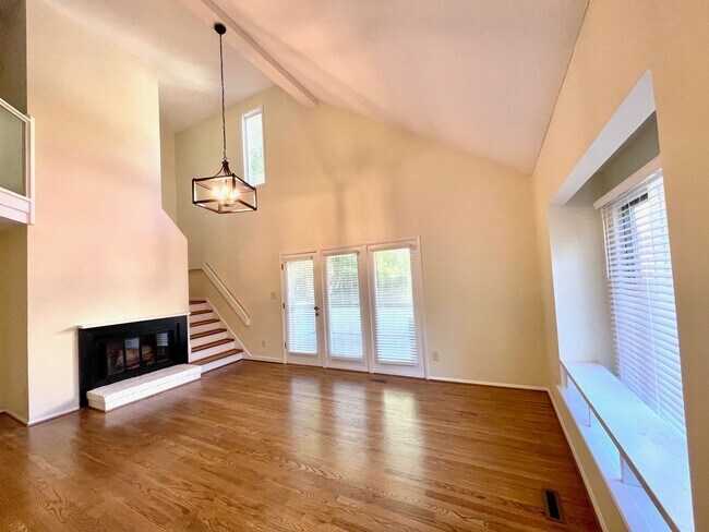 Foto del edificio - A Beautiful Updated End Unit Townhouse in Coventry, with 2 bedrooms on the first floor. Right nex...