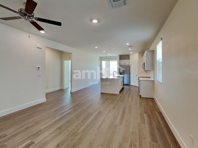 Building Photo - 850 English Primrose St