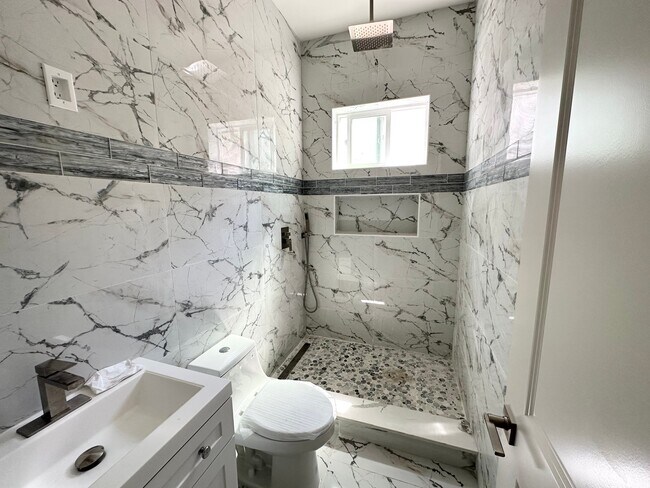 Foto del edificio - 2433 Creekhollow Ln