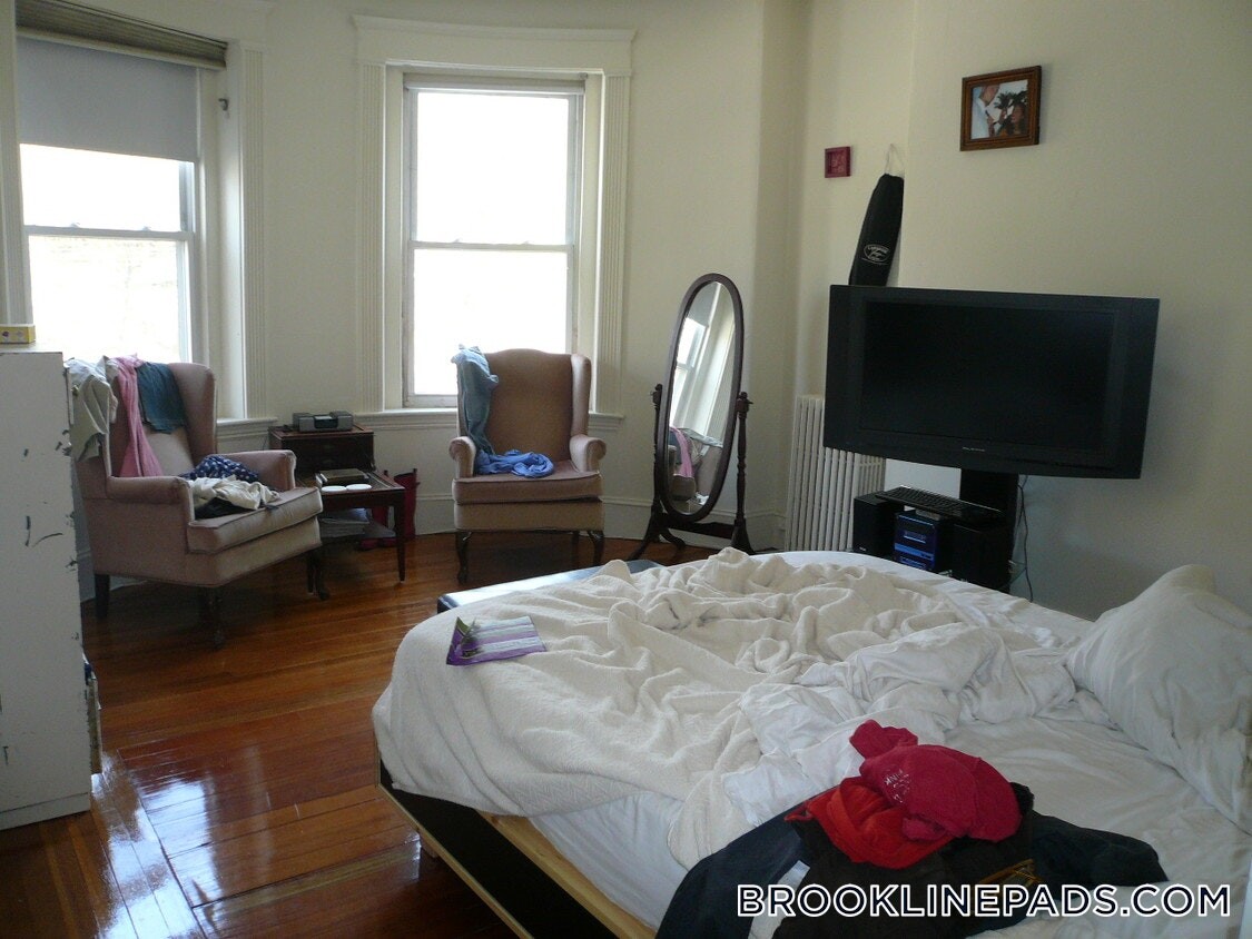 Primary Photo - 1595 Beacon St