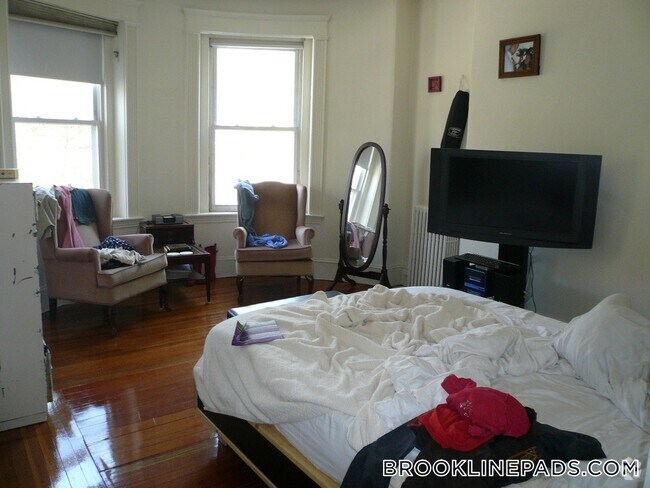 Building Photo - 1595 Beacon St