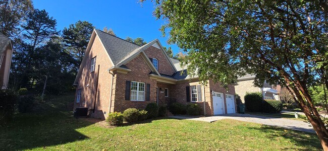 Foto del edificio - Beautiful 4 bedroom 3.5 bath near Clemmons
