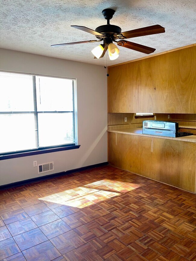 Foto del edificio - Spacious 3 Bed/2 Bath Brick Ranch in Great Riverdale Location