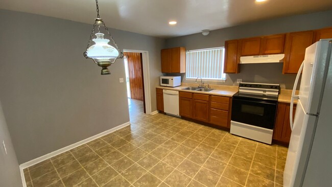 Building Photo - 2 Bedroom, 1 Bath Home with Bonus Room in ...