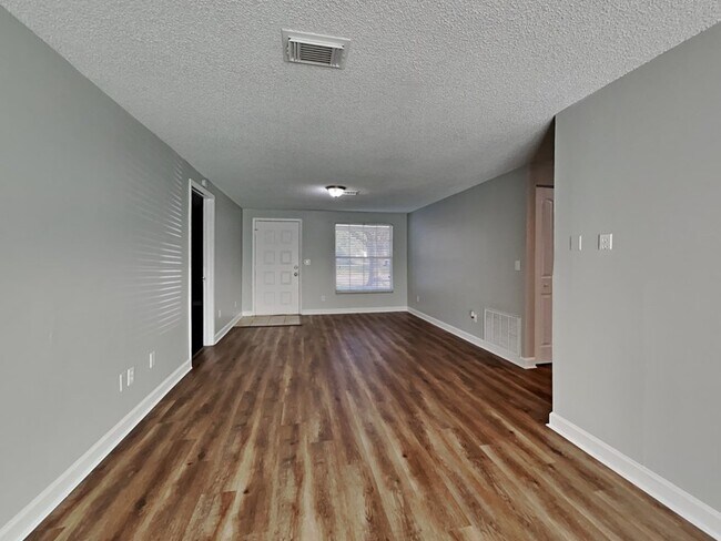Building Photo - 915 Sutherland Cir