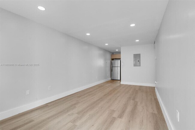 Foto del edificio - 560 NE 63rd St