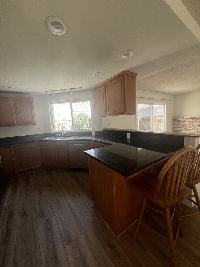 Building Photo - 2123 Apricot Ct