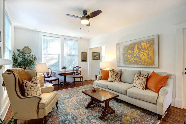 Building Photo - 306 E Victory Dr