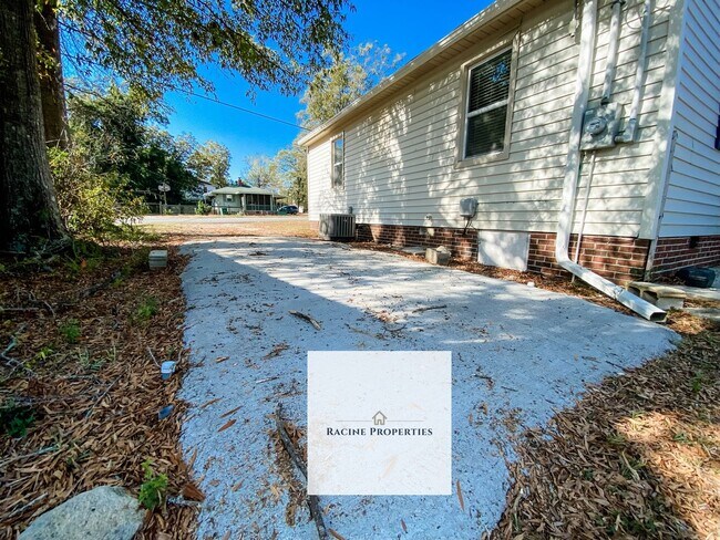 Foto del edificio - Cozy Two Bedroom Located Near Downtown Cli...