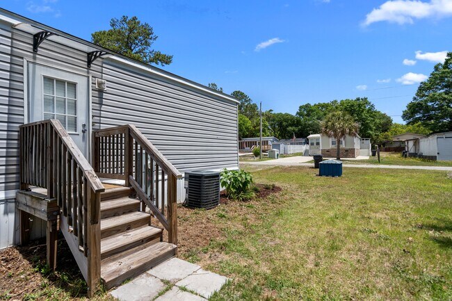 Building Photo - 2039 Elmwood St SW