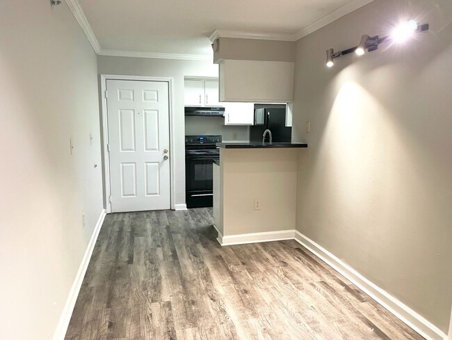 Building Photo - NEXT MONTH's RENT FREE! RENOVATED 1BD COND...