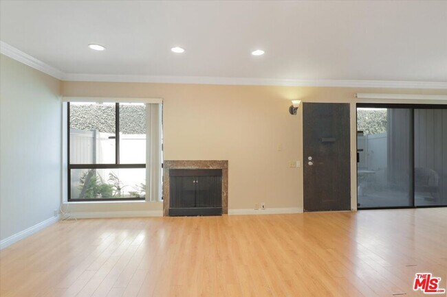 Foto del edificio - 449 W Duarte Rd