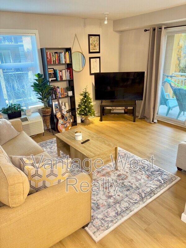 Building Photo - 571-571 Yates Rd