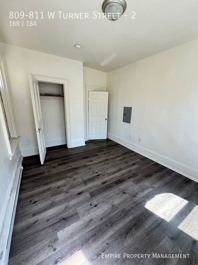 Building Photo - 2nd Floor: 1 Bedroom/ 1 Bathroom Apartment...