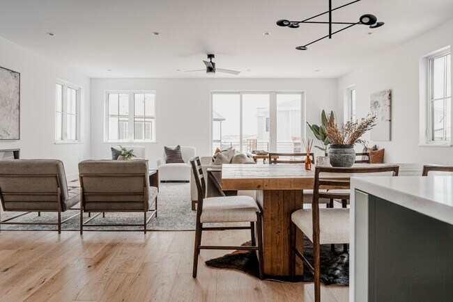 Building Photo - Brand New 5 Bedroom 4 Bathroom Home With O...