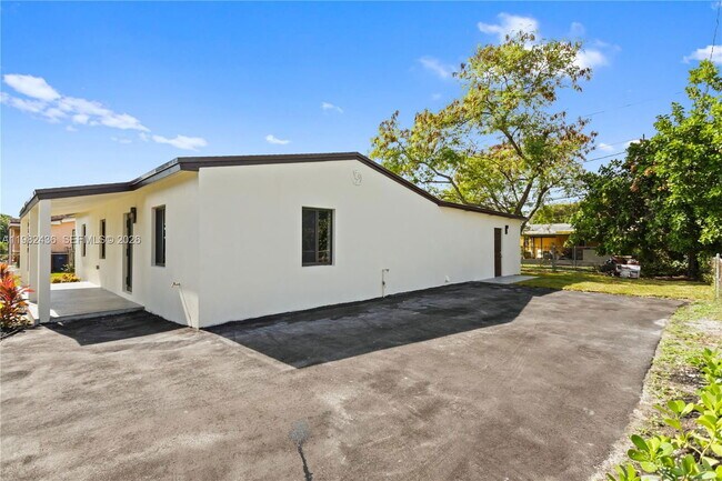 Foto del edificio - Northwest 17th Court, Opa-locka, FL 33054 - 5 BR 3 BA single-family home