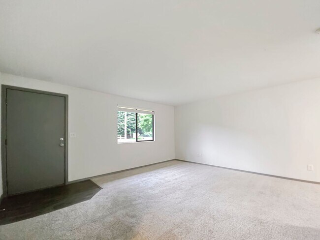 Foto del edificio - Pet-Friendly 2BR Duplex with Fenced Yard & New Carpets