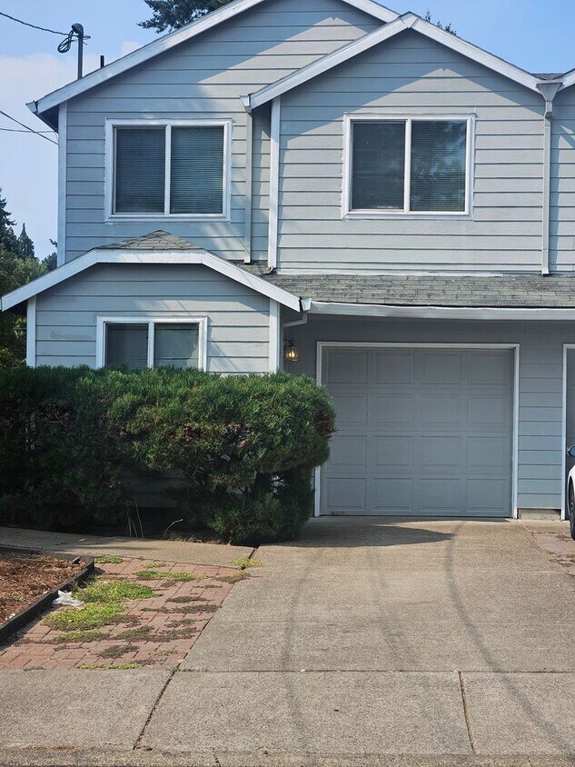 Foto principal - 3 Bedroom, 1 1/2 bath townhouse in Hillsboro
