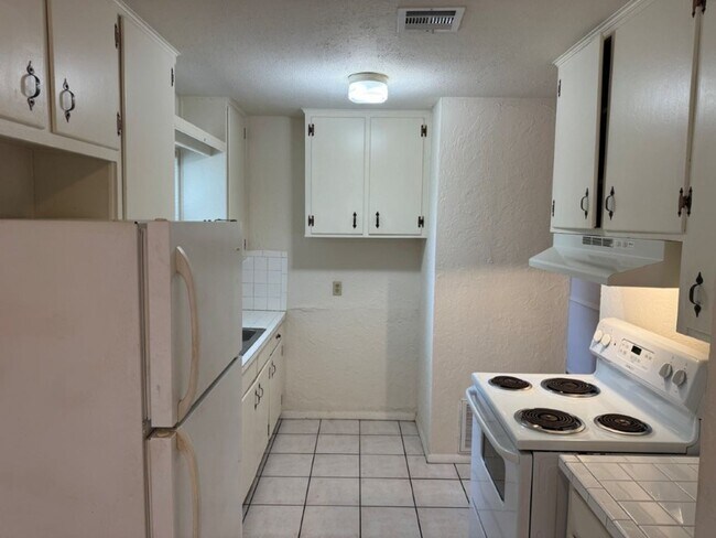 Foto del edificio - 4-bedroom garage conversion, cute and clea...
