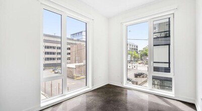 Building Photo - 1135 W Winona St