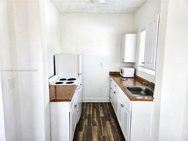 Foto del edificio - 384 Tamiami Canal Rd