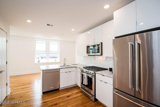 Building Photo - 209 Bond St