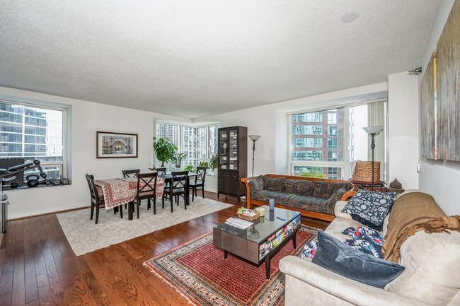 Building Photo - 512 N McClurg Ct