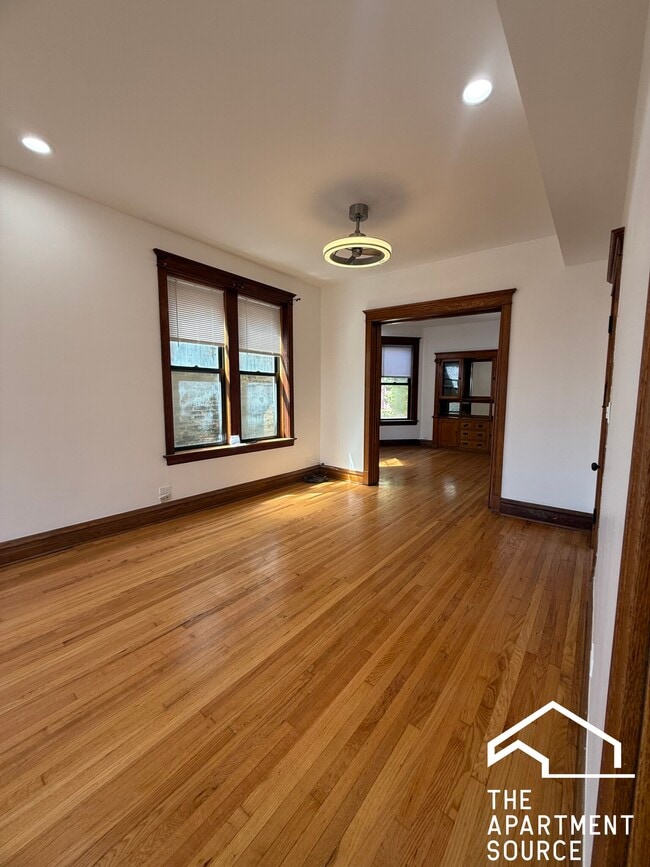 Building Photo - 5046 N Clark St