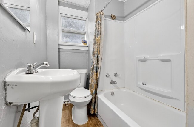 Foto del edificio - 3085 E 67th St