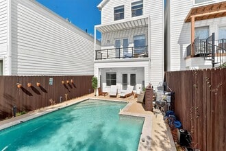 Building Photo - 5227 Nett St