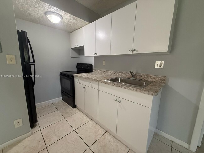 Building Photo - 2018 NW 43 Terrace