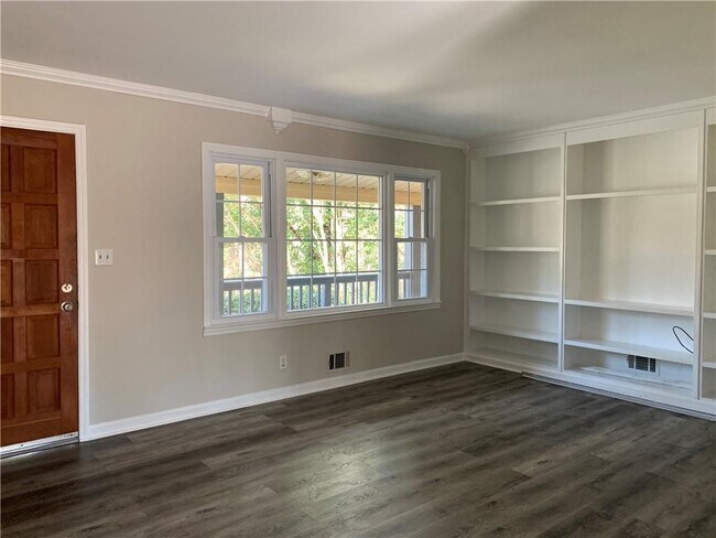 Foto del edificio - 211 Forest Valley Rd
