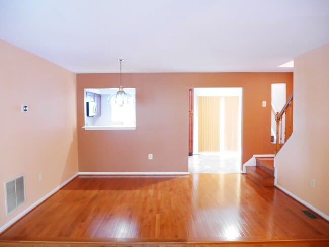Building Photo - 4 Bedroom Townhome- Silver Spring, MD