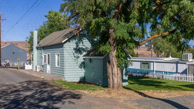 Building Photo - Updated 2 Bedroom 1 Bath Home