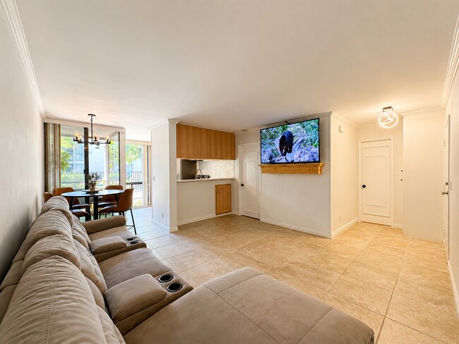 Building Photo - 6930 Hyde Park Dr