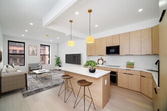 Building Photo - 237 W 72nd St