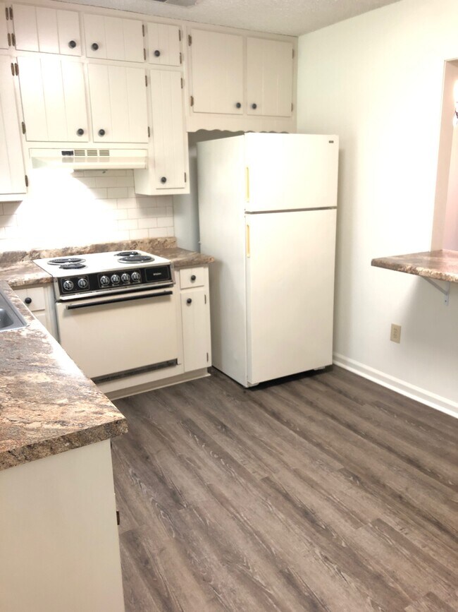 Kitchen - 4250 McClure Dr