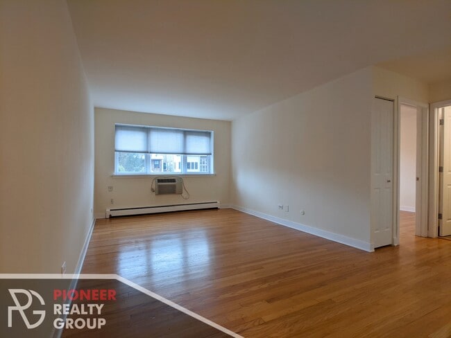 Building Photo - 630 W Wrightwood