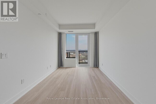 Photo du bâtiment - 60 Central Park Roadway