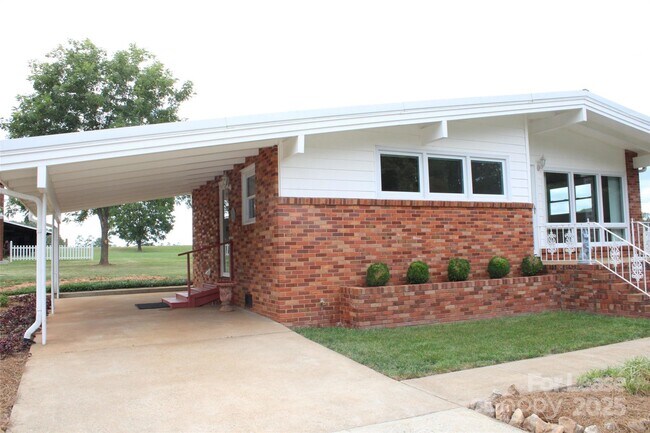 Foto del edificio - 4241 Burton Ln