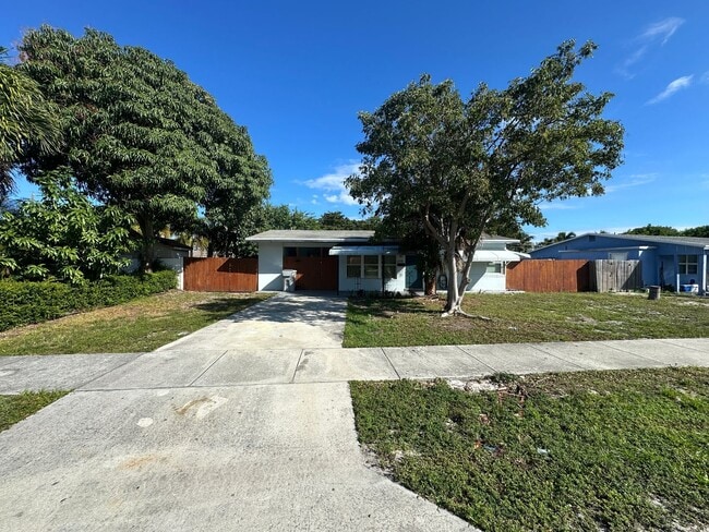 Cozy 2BR 1BA Home w/ Quartz Counters • Stainless Steel • Bonus Room in Pompano Beach - Cozy 2BR 1BA Home w/ Quartz Counters • Stainless Steel • Bonus Room in Pompano Beach