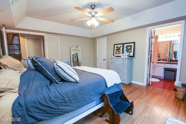 Building Photo - 2 br, 2 bath Townhome - 6123 Summer Creek Cir