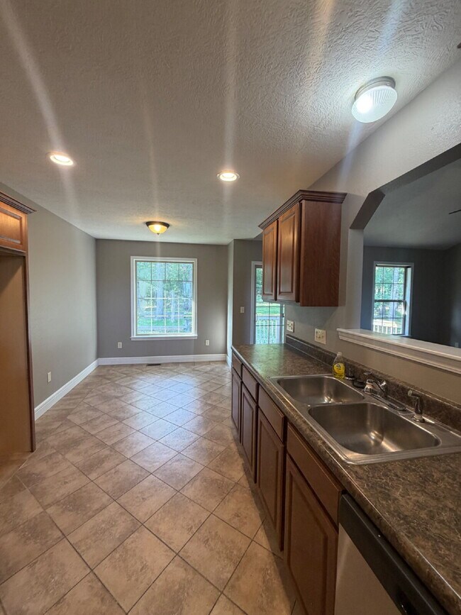 Building Photo - 4 Bedroom / 3 Bath - Horizon Hills / Meadow Ridge (Near Branson school district)