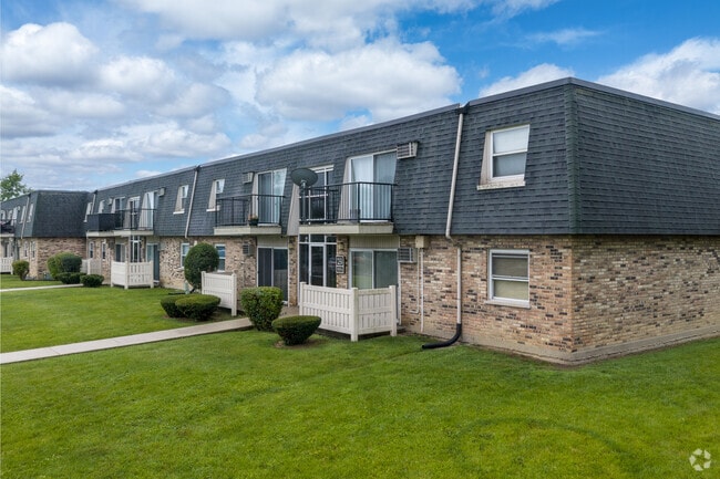 Building Photo - Green Oaks Apartments