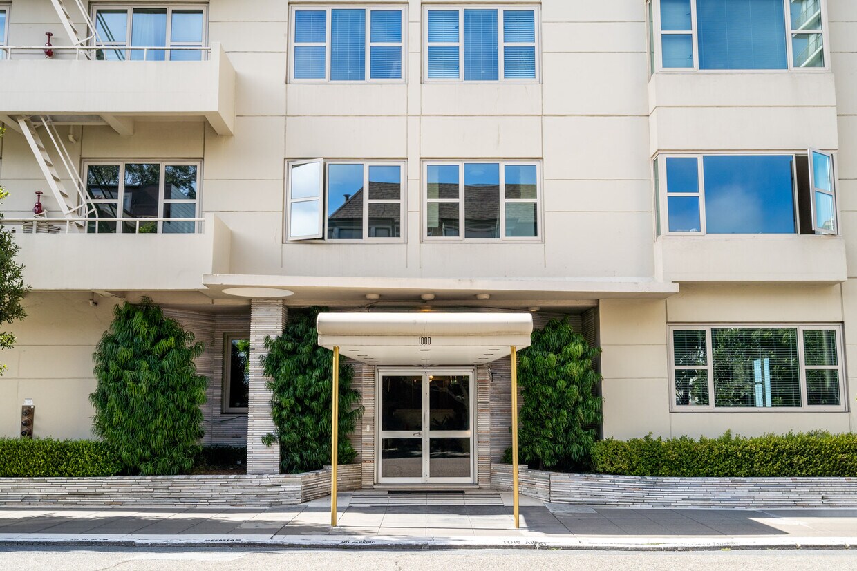 Primary Photo - 1000 Green Apartments