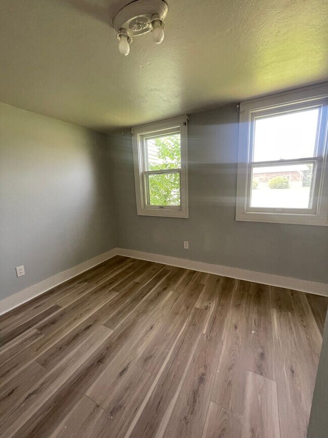 Building Photo - 2 Bedroom Home