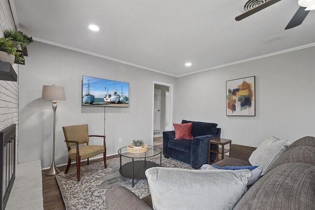 Building Photo - Bright & spacious 6-bedroom retreat in Ben...