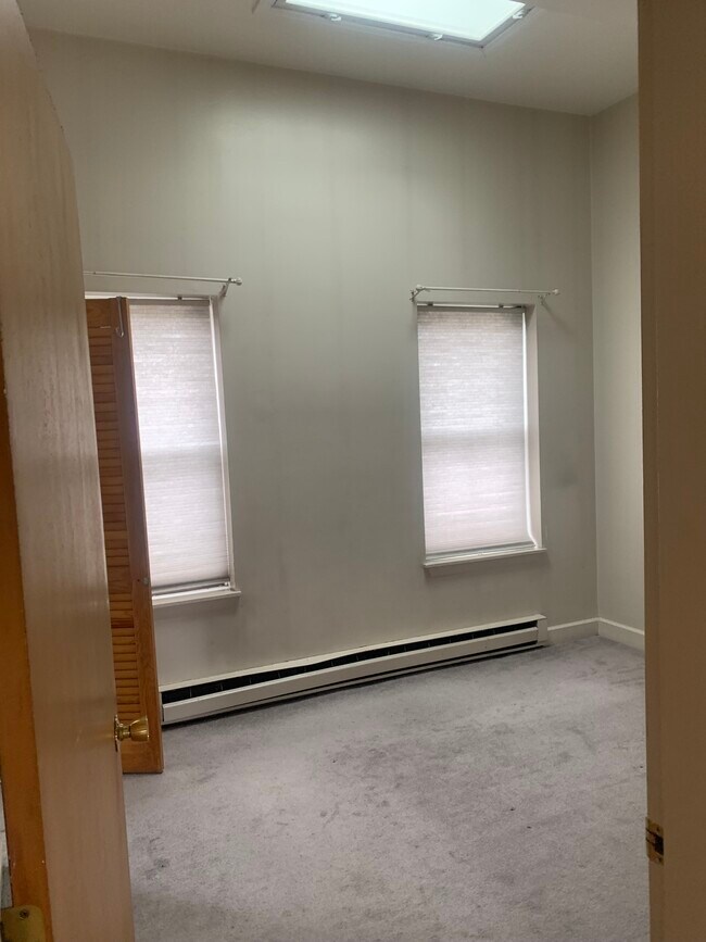 Dormitorio de aproximadamente 12x15 - 38 Williams St